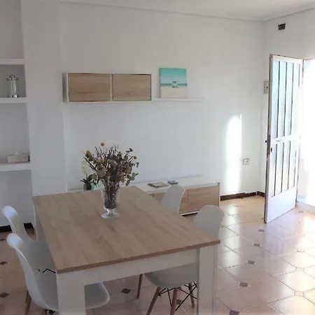 Дом отдыха Casa Familiar En Primera Linea De Playa Con Piscina Пусоль
